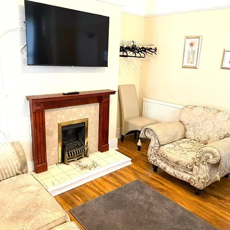Charming 3bed In Eccles Central Manchester