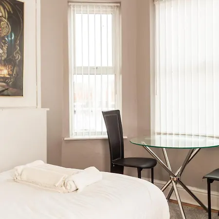 Charming 3bed In Eccles Central Ferienhaus