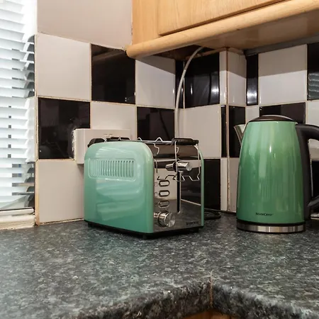 Charming 3bed In Eccles Central