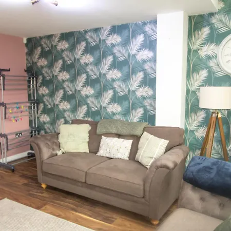 Vakantiehuis Stylish 4 Bedroom House, Sleeps 7, Free Parking & Wi-fi Manchester