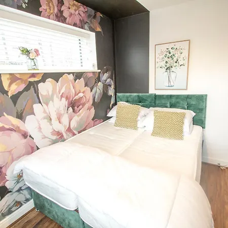 Stylish 4 Bedroom House, Sleeps 7, Free Parking & Wi-fi