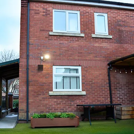 Modern, Spacious Near Centre, Workspace & Wifi, * Manchester