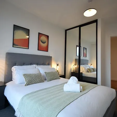 Life - 2-bed 1-bath Top-floor In New Cross مانشستر