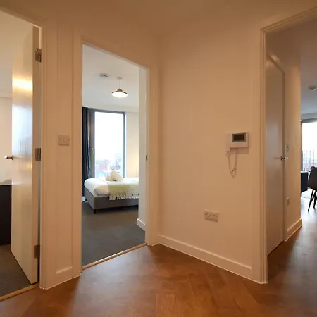 Life - 2-bed 1-bath Top-floor In New Cross شقة