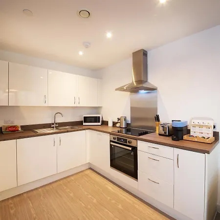 Apartman Modern 1-bed Retreat Near Spinningfields, Arndale, Mediacityuk, Etihad & Old Trafford, Sleeps 4, Nespresso Machine, Balcony, Gym, Netflix, Perfect For Long-term & Short-term Professionals & Getaways