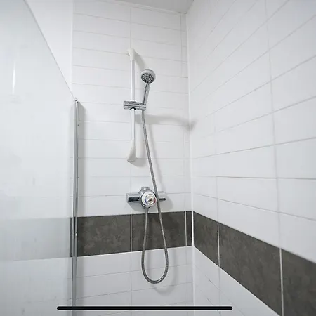 Apartment Modern Luxury 2 Bed Apartment, Sleeps 5 *