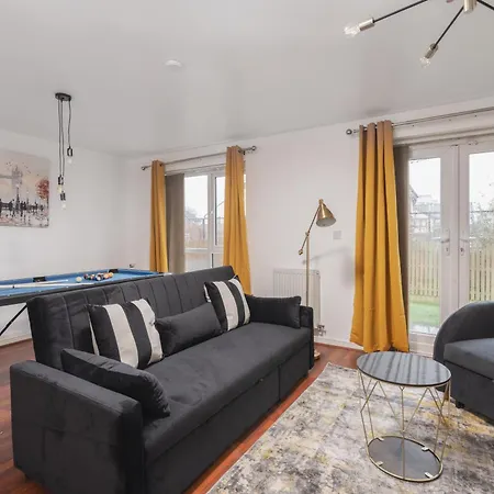 Coop Arena & Etihad - Free Parking - Pool Table Holiday home