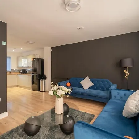 5 Bed House- 5mins To Centre - Sleeps 8