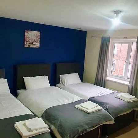 Amila House Manchester, Modern, Spacious, Sleeps 9 With Parking