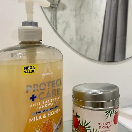 Tropical Sun Homes - Beautiful Spacious 3 Bed In A Serene Environment With Free Parking For 2 Cars 맨체스터