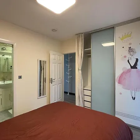 Flat With Free Secure Parking Apartment Manchester