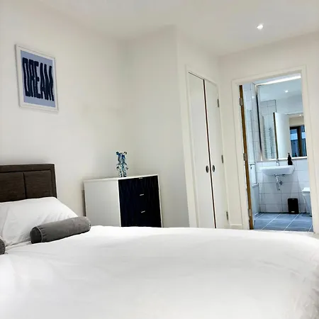 Entire Modern In Centre *