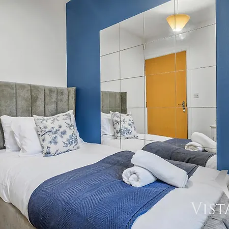 4 Bed House By Vista Short Lets & Serviced With Pool Table, Free Parking & Near * مانشستر