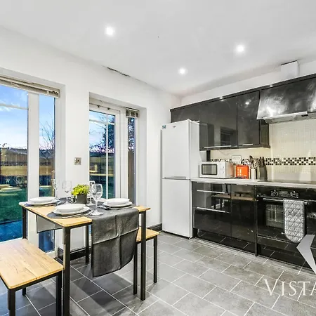 4 Bed House By Vista Short Lets & Serviced With Pool Table, Free Parking & Near * مانشستر