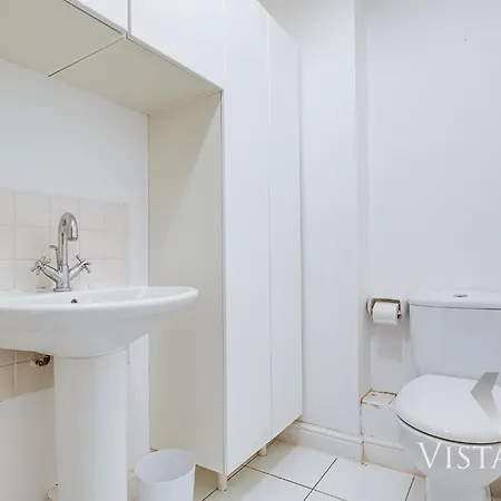 4 Bed House By Vista Short Lets & Serviced With Pool Table, Free Parking & Near بيت للعطل *