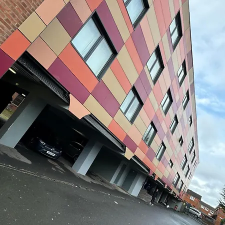Quay House - Salford - 2bdr Sleeps 7, Spacious & Quiet - Free Parking - Close To Centre, United & The Lowry *