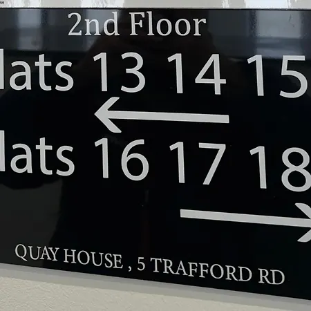 Quay House - Salford - 2bdr Sleeps 7, Spacious & Quiet - Free Parking - Close To Centre, United & The Lowry Apartment *