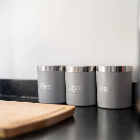 Quay House - Salford - 2bdr Sleeps 7, Spacious & Quiet - Free Parking - Close To Centre, United & The Lowry Manchester