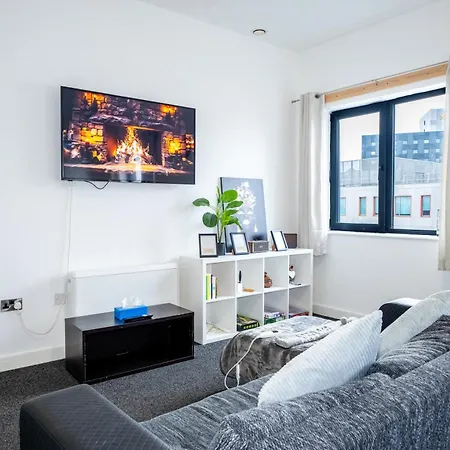 Apartment Quay House - Salford - 2bdr Sleeps 7, Spacious & Quiet - Free Parking - Close To Centre, United & The Lowry *