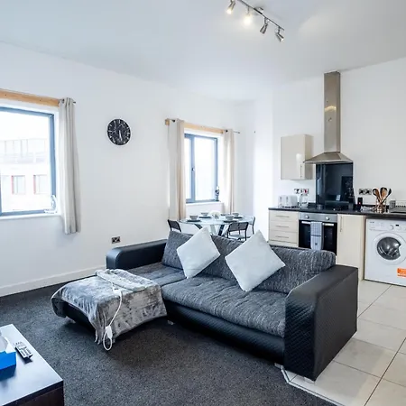 Апартаменты Quay House - Salford - 2bdr Sleeps 7, Spacious & Quiet - Free Parking - Close To Centre, United & The Lowry *