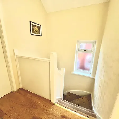 Feriehus Spacious 3-bed Family Retreat With Cosy Living And Garden! Free Parking