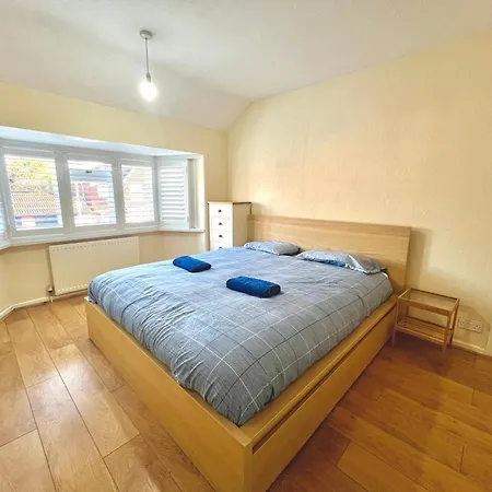 Spacious 3-bed Family Retreat With Cosy Living And Garden! Free Parking Feriehus