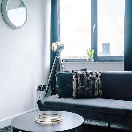 Sleeps 8, Free Parking, Stunning In Salford Quays, Perfect For Groups, Long Term Disc Apartment *