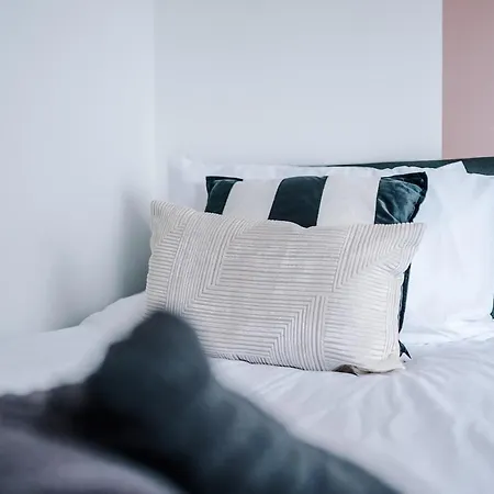 Sleeps 8, Free Parking, Stunning In Salford Quays, Perfect For Groups, Long Term Disc *