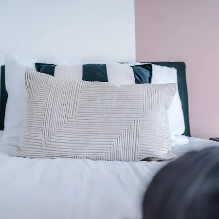 Sleeps 8, Free Parking, Stunning In Salford Quays, Perfect For Groups, Long Term Disc Apartment *