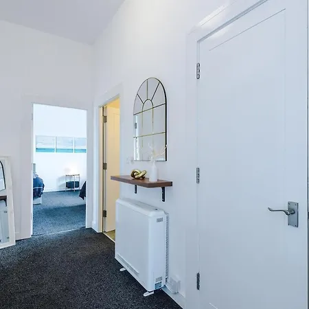 Apartment Sleeps 8, Free Parking, Stunning In Salford Quays, Perfect For Groups, Long Term Disc *