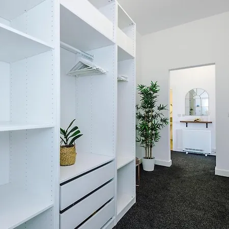 Apartment Sleeps 8, Free Parking, Stunning In Salford Quays, Perfect For Groups, Long Term Disc Manchester