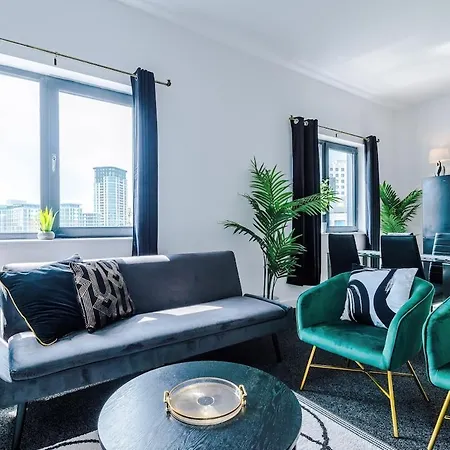 Sleeps 8, Free Parking, Stunning In Salford Quays, Perfect For Groups, Long Term Disc * Manchester