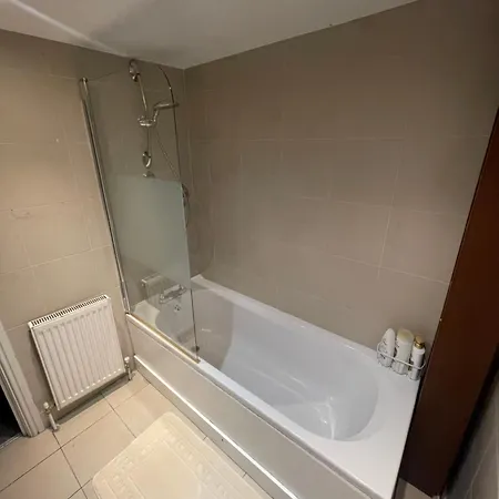 -sleeps 10 People Spacious House -fast Free Wifi -free Parking -contractor Friendly *