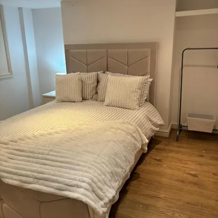 -sleeps 10 People Spacious House -fast Free Wifi -free Parking -contractor Friendly *