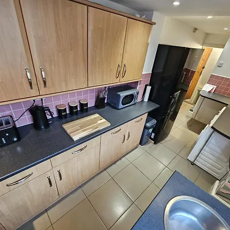 -sleeps 10 People Spacious House -fast Free Wifi -free Parking -contractor Friendly *