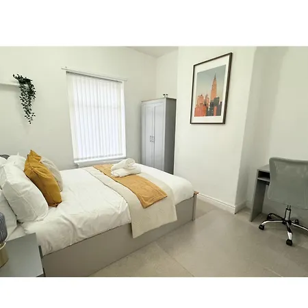 Modern House Close To Etihad, Coop Live, Centre, Ideal For Groups, Families & Work, Free Parking Nyaraló *