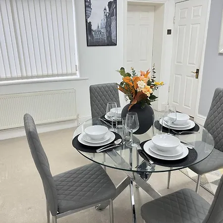Nyaraló Modern House Close To Etihad, Coop Live, Centre, Ideal For Groups, Families & Work, Free Parking *