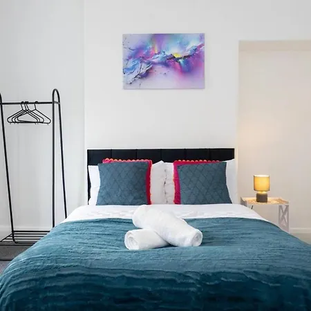 Bright & Modern 3 Bedroom Old Trafford *