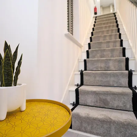 Modern, Spacious Near Centre, Workspace & Wifi, *