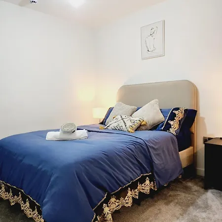 2 Bedroom In Apartment Manchester