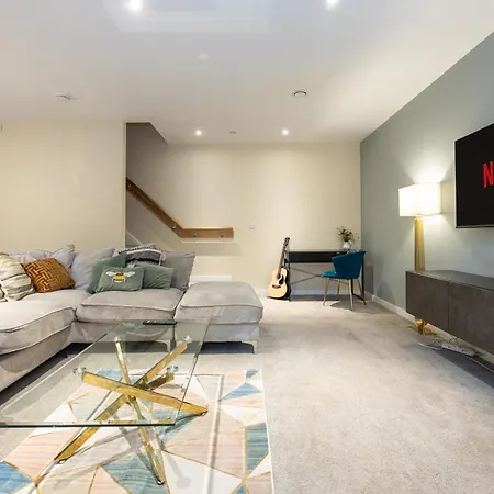 Ferienhaus Luxury 3-bed Townhouse Sleeps 6 Free Parking *