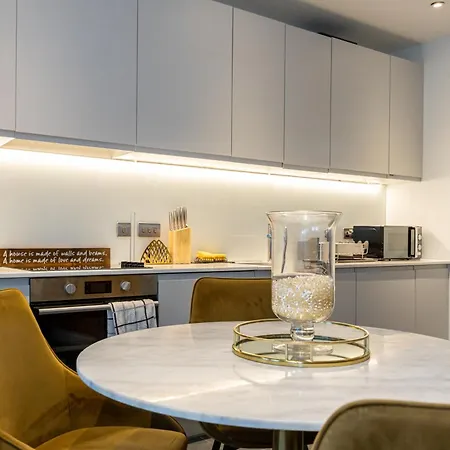 Luxury 3-bed Townhouse Sleeps 6 Free Parking Ferienhaus *