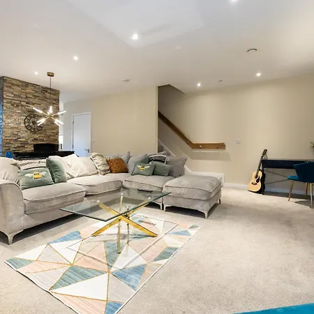 Luxury 3-bed Townhouse Sleeps 6 Free Parking *