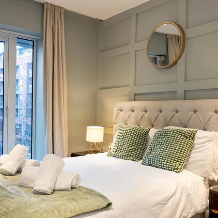 Luxury 3-bed Townhouse Sleeps 6 Free Parking