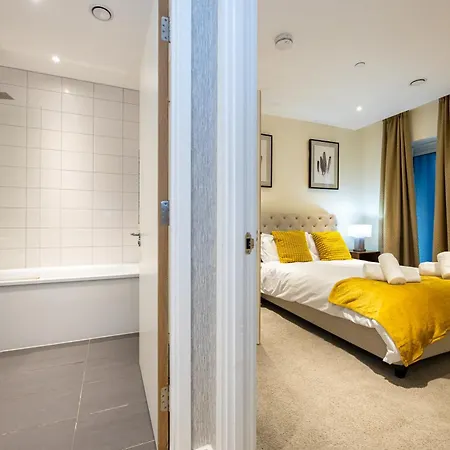 Luxury 3-bed Townhouse Sleeps 6 Free Parking Ferienhaus