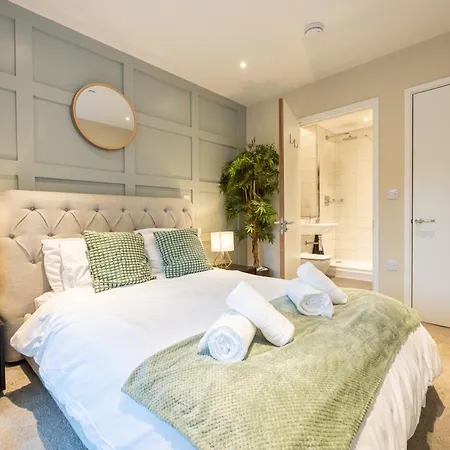 Luxury 3-bed Townhouse Sleeps 6 Free Parking *