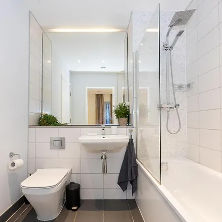 Luxury 3-bed Townhouse Sleeps 6 Free Parking