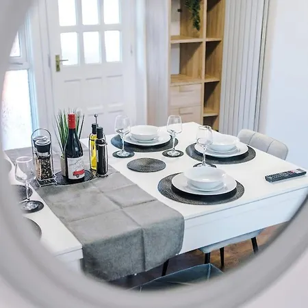 New Spacious House, Pool Table, Driveway Parking And Ps4 * מנצ'סטר