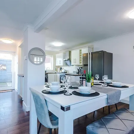 بيت للعطل New Spacious House, Pool Table, Driveway Parking And Ps4 مانشستر