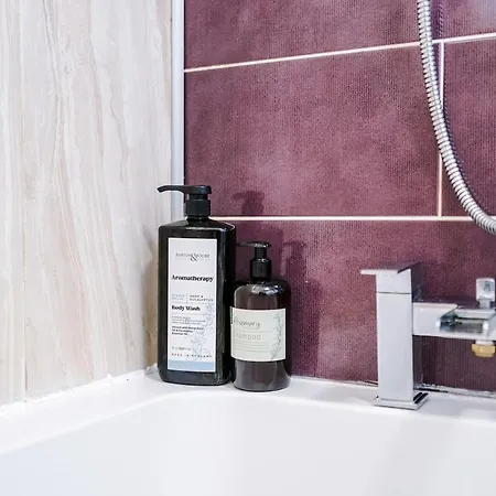 בית נופש New Spacious House, Pool Table, Driveway Parking And Ps4 *